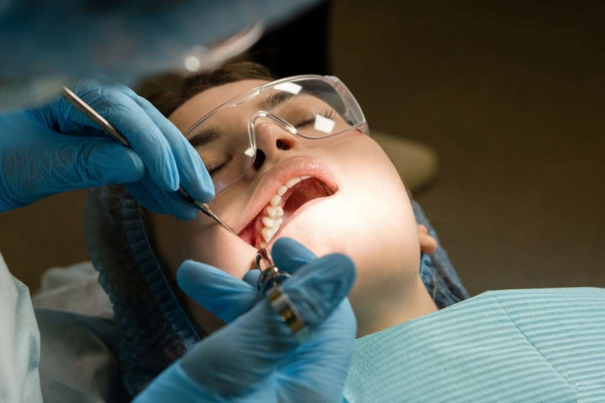d’un dentiste examinant les dents d’un patient.