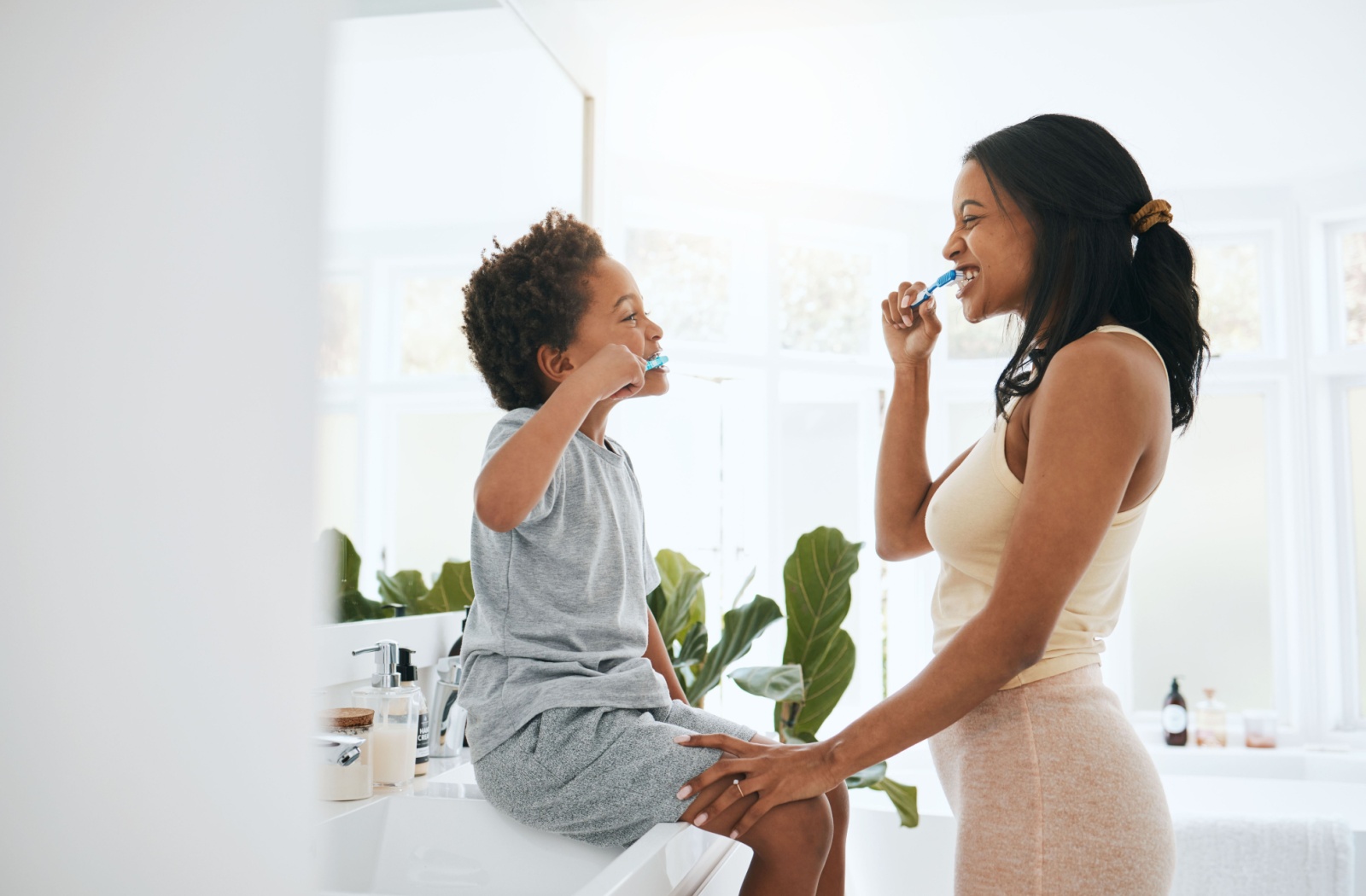 Image d'une personne se brossant les dents en même temps que son enfant